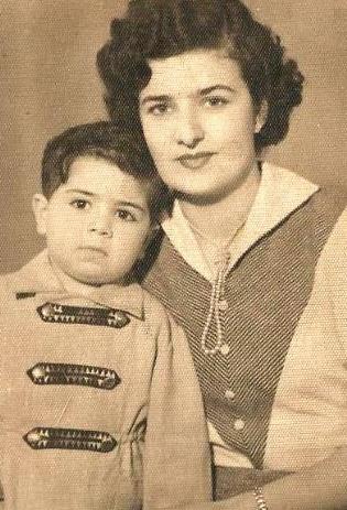 Bu da ayn ocuun annesiyle ekilmi bir fotoraf.