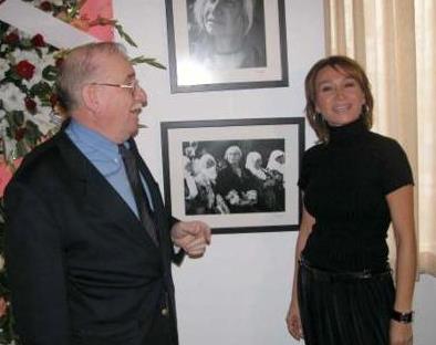 O siyah- beyaz fotoraftaki kk kz Demet Akba. nl oyuncu bu karede de babas foto muhabiri Oktay ybar ile birlikte.