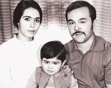 Bu fotoraftaki ekik gzl ocuu hemen tandnz byk olaslkla. Babas Mehmet Bey annesi Nesrin Hanm ve yanlarnda Serdar Orta