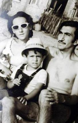 Objektife biraz aksi bir ekilde bakan bu ocuk bugnn nl ovmenlerinden biri... Okan Baylgen annesi Ayla Hanm ve babas mit Bey ile birlikte.