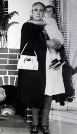 Bu da Nuriye Hanm ve biricik torunu Onur'un birlikte ekilen fotoraflarndan biri. Kim mi bu az emzikli kk kz.