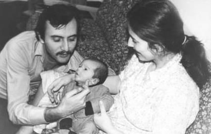 nl bir anne nl bir baba ve n onlar da geen bir ocuk... Alabora ailesinin albmnden bir kare. Mustafa Alabora, Betl Arm minik bebekleri Mehmet Ali ile poz veriyor.