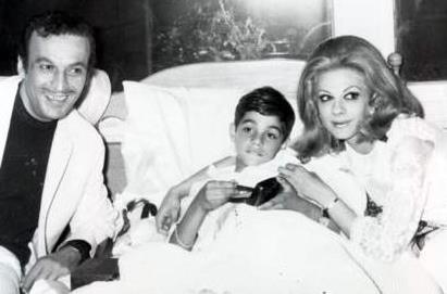 Trk sinemasnn dev oyuncusu Sadri Alk ve kendisi gibi oyuncu olan ei olpan lhan oullar Kerem'in snnetinde.