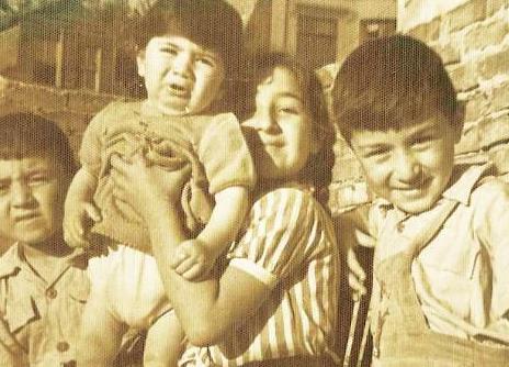 Byk kardelerinin kucanda alayarak objektife bakan bu kk ocuun kim olduunu bulabildiniz mi..