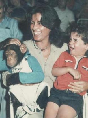 Mehmet Ali Alabora annesinin kucann bir maymunla paylamaktan pek honut deil gibi grnyor.