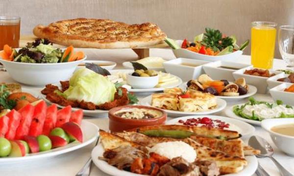 ftarda ar ve ok yememek gerektiini belirten briim, "ftar beklerken her eye daha ok zenir, her zamankinden daha fazla eit hazrlamaya alrz. Aslnda yapmamz gereken; iftar normal bir akam nnden daha ar hale getirmemektir. Alverie nceden hazrladnz gereklilik listesi ile gidin ve gznzn grd, zendiiniz baz eyleri almayn" ifadelerini kulland.