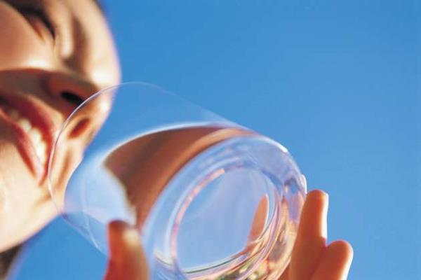 biim su imenin de nemli olduunu syleyerek "ftar ile sahur arasna yayarak 2 litre kadar su tketmek gn iinde kaybettiimiz eksii yerine koymak asndan nemlidir. ay ve kahve makul miktarlarda tutulmaldr, kola gazoz gibi gazl iecekleri hi imezseniz daha iyi olur" dedi.