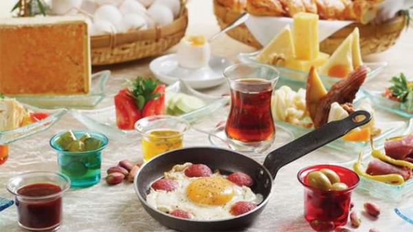 Sahurda yenilenleri nemli olduunu belirten Hisar Intercontinental Hospital Gastroenterohepatoloji Uzman Do. Dr. Duygu briim, "Sahurda yal-ar yemekler, tatl ve hamur ileri deil; kahvalt etmeniz en uygunudur. Tam buday ekmei, dk tuzlu peynir (tuzunu azaltmak iin peyniri geceden suya koyabilirsiniz)ve zeytinler, halanm yumurta (tabii yksek kolesterol sorununuz yoksa), st, ak ay, domates- salatalk, maydanoz-dereotu gibi yeillikler besin gruplarn dengeli olarak ieren iyi bir balangtr. Mutlaka birka bardak su imeye zen gsterin" ifadelerini kulland