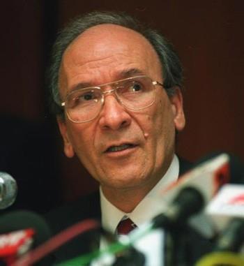 Dnemin Hazine'den Sorumlu Devlet Bakan Hikmet Ulubay, 7 Temmuz 1999 tarihinde Ankara'daki evinde intihar giriiminde bulundu. enesinin altndan giren kurun alnndan kan Hikmet Ulubay, youn abalar sonucu kurtarld.