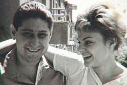 Yksel Menderes, (d. 1930, zmir, Trkiye) - (. 8 Mart 1972), Trk siyaseti. Ankara niversitesi Hukuk Fakltesi, Cenevre niversitesi "Sciences Politiques" Fakltelerini bitirdi. Belgrad Bykelilii Bakatiplii ve 3.(XIV) Dnem Aydn milletvekillii yapmtr. Eski babakanlardan Adnan Menderes'in oludur. Lale ve k adnda iki kz vardr. 1 Mart 1972&#8217;de Ankara&#8217;daki evinde intihar etmitir. Kareli bir kada yazd veda mektubunda "Hayatta kaderin btn cilveleri beni buldu. Kt hadiseler karsnda daha fazla tahamml gsteremeyeceim. Artk yaama gcm kaybettim" diye yazmtr.[ Yksel Menderes dul ve Ik ile Lale adlarnda iki kz ocuk babasyd.