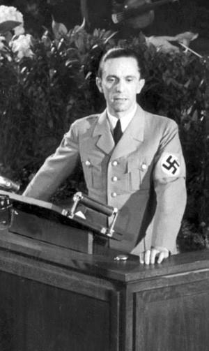 Dr. Paul Joseph Goebbels (d. 29 Ekim 1897, Rheydt (Mnchengladbach) - . 1 Mays 1945, Berlin), 1933 il 1945 yllar arasnda Halk Aydnlatma ve Propaganda Bakanl yapm Alman politikacdr. Adolf Hitler'in en yakn arkadalarndan biri ve en sadk yandayd. Kendisi cokulu ve enerjik hitabet yetenei, sert anti-semitik grleri ve kitlesel propagandann Byk Yalan olarak bilinen tekniini kullanmadaki ustalyla bilinirdi. Hitler&#8217;in lmn ardndan ykma devam etmeleri iin emirler brakm ve vasiyetnamesinde dier NSDAP liderlerini grmezden gelerek Karl Dnitz'i Almanya Cumhurbakan, Joseph Goebbels'i de Babakan olarak gstermiti. Buna ramen Joseph Goebbels ve ei Magda Goebbels de 1 Mays 1945'de intihar etti.