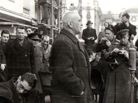 (8 Austos 1908 - 18 ubat 1975) nde gelen Romen Komnist politikac. Stoica, Buz&#259;u ilinin Smeeni kynde, ifti bir ailenin altnc ocuu olarak dnyaya geldi. 12 yandayken evden ayrld ve Romanya'nn nl demiryolu irketlerinden biri olan C&#259;ile Ferate Romne'de almaya balad. 1921 ylnda Bkre'e tand ve orada kazan reticisi olarak Vulcan, Lemaitre ve Malaxa irketlerinde alt. 20 Austos 1934 tarihinde, Stoica ve 15 kii grev yaptklar gerekesiyle hapse atld. 1945 ile 1975 yllar arasnda ve Politbro'nun ve Romen i Partisi Merkez Komitesi yesi oldu. 1955 ile 1961 yllar arasnda Romanya Babakan ve 1965 ile 1967 yllar arasnda ise Romanya Devlet bakan oldu. Daha sonraki yllarda, Nikolay avuesku ve ei Elena ile gzden dt. 1975 ylnda ise kafasna av tfei skarak intihar etti.