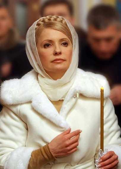 Yulia Tymoshenko - Ukrayna  <br>  nceden korsan CD satyla ticarete adm atp, gaz endstrisinde baarl olan bir i kadn olmas onu Ukrayna'nn en zenginlerinden biri yapmtr. Ardndan ald bu gle siyasete atlan Yulia, Ukrayna'nn ilk kadn babakan olmutur. 5 Austos 2011'de 10 yl sreyle doal gaz alnmas anlamasn, yasalara uygun olmayacak ekilde onaylad iin tutuklanmt. Mahkeme, Ukrayna'y 188 milyon dolar zarara urattna karar verdi ve Timoenko'yu 7 yl hapse ayrca bu zarar son kuruuna dek tazmin etmeye mahkm etti. 22 ubat 2014'te serbest kald ve en ksa srede siyasete yeniden atld.