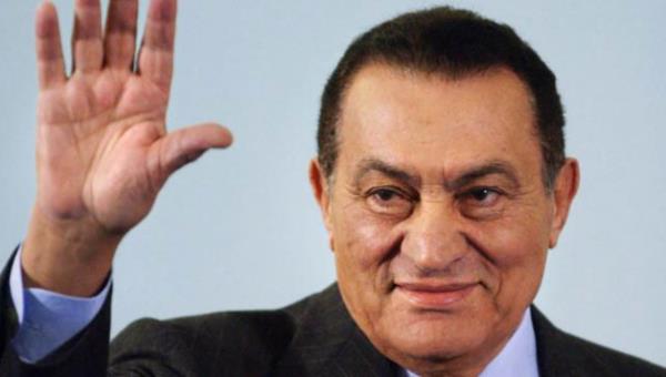 Salk sorunlar nedeniyle Kahire&#8217;de bir hastanede tedavi gren devrik lider, ilk durumaya 3 Austos&#8217;ta sedye ile getirildi ve duruma salonunda demir kafes ardndan yatarak ifade verdi.