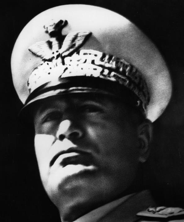 Benito Mussolini-talya &#8216;Beni gsmden vurun&#8217; talya&#8217;nn faist lideri Mussolini, kinci Dnya Sava&#8217;yla halk desteini de kaybetti. spanya&#8217;ya kama teklifini reddeden 23 yllk diktatr, 28 Nisan 1945&#8217;te Alman niformasyla kaarken yakaland.