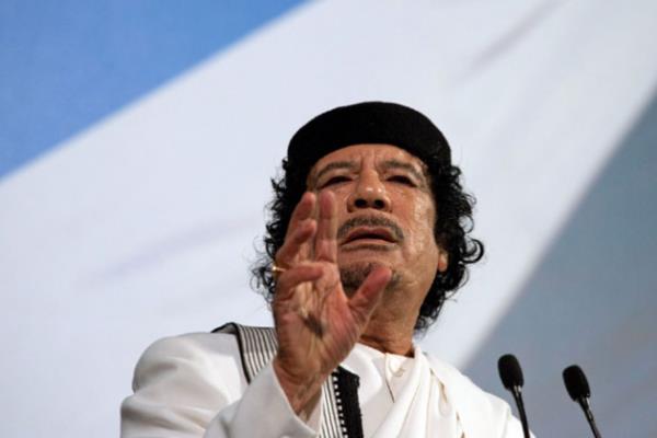 En byk ortak noktalar ise son szlerinde sakl: &#8216;Sahiplik duygusu&#8217;. Diktatrler genellikle son nefeslerini vermeden hemen nce lkelerinin &#8216;kendilerine ait&#8217; olduunu vurgularken zerlerinde yaayan insanlar da kendi ocuklar olarak betimlemi. Tpk Kaddafi&#8217;nin 42 yllk iktidarnn ve 69 yllk yaamnn ardndan memleketi Sirte&#8217;de halk tarafndan lin edilirken &#8220;Ben sizin babanzm, evlatlarm; beni ldrmeyin, haramdr&#8221; szlerinde yanstt gibi...  En byk ortak noktalar ise son szlerinde sakl: &#8216;Sahiplik duygusu&#8217;. Diktatrler genellikle son nefeslerini vermeden hemen nce lkelerinin &#8216;kendilerine ait&#8217; olduunu vurgularken zerlerinde yaayan insanlar da kendi ocuklar olarak betimlemi. Tpk Kaddafi&#8217;nin 42 yllk iktidarnn ve 69 yllk yaamnn ardndan memleketi Sirte&#8217;de halk tarafndan lin edilirken &#8220;Ben sizin babanzm, evlatlarm; beni ldrmeyin, haramdr&#8221; szlerinde yanstt gibi...