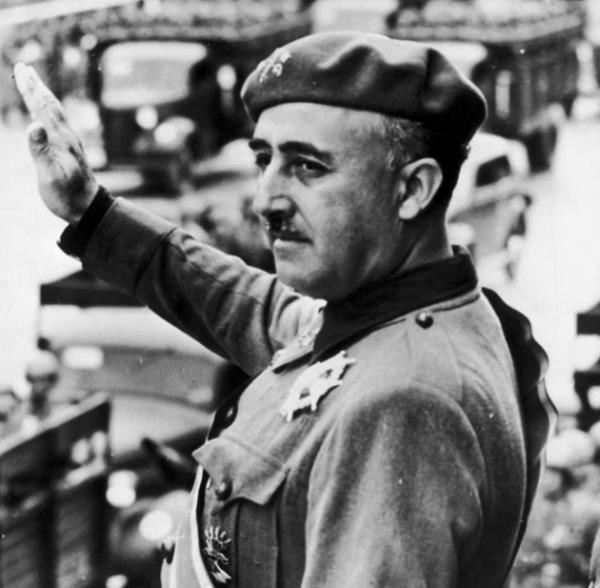Francisco Franco-spanya &#8216;Nereye gidiyorlar&#8217; lkesi spanya&#8217;y i savaa srkleyen ve ardndan 36 yl boyunca iktidarda kalan Franco hi bir zaman &#8216;devrik lider&#8217; konumuna dmedi. ktidardayken hastaland. Ziyaretine gelenler iin &#8216;Neden geldiler&#8217; diye sorarken &#8216;Hoakal demek iin&#8217; yant verildiinde &#8216;Nereye gidiyorlar&#8217; demesi yanndakileri artmt. 20 Kasm 1975&#8217;te ld. Tm heykelleri skld.