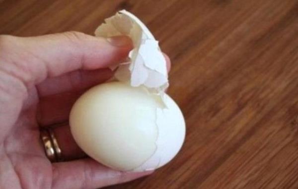 Yumurtann kabuunu kolayca soymak iin kaynattnz suya bir miktar sirke veya karbonat ekleyin.