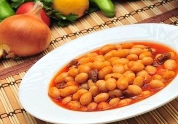 Kuru faslye piirirken... Lezzetle yiyeceiniz kuru fasulyelerin tanelerinin dalmadan ve ezilmeden pimesini istiyorsanz, tuzu, salay ya da domatesleri, fasulyeler yar pitikten sonra ekleyin.