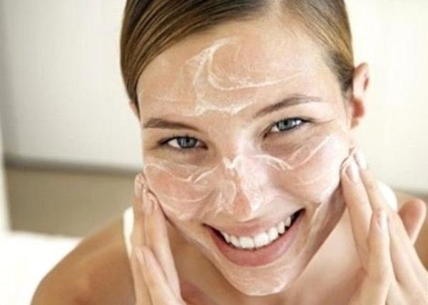 Bu yzden hemen bir bardak dolusu su iin ve bol bol meyve tketin. Buna ramen siyah noktalar gemiyorsa bir dermatoloa danmalsnz.