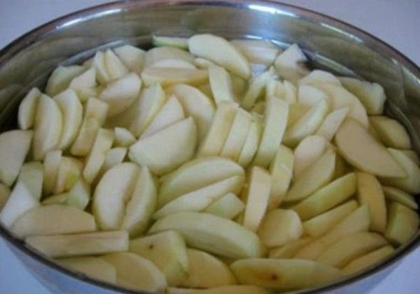 Patatesi nce kaynar suya sonra da buza koyarsanz kabuundan kolayca ayrabilirsiniz.