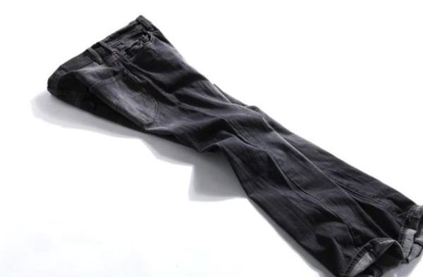 Jeaninizin zerini fralayn, plastik bir antann iine dzgn bir ekilde yerletirip, ertesi gn giymek zere buzlua atn. Kot pantolonu amar makinesinde ykamak en byk yanllardan biri.