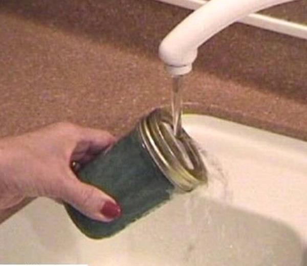 Almayan kavanoz kapan scak suyun altna tutarsanz metal genleir ve kavanozu kolayca aabilirsiniz.