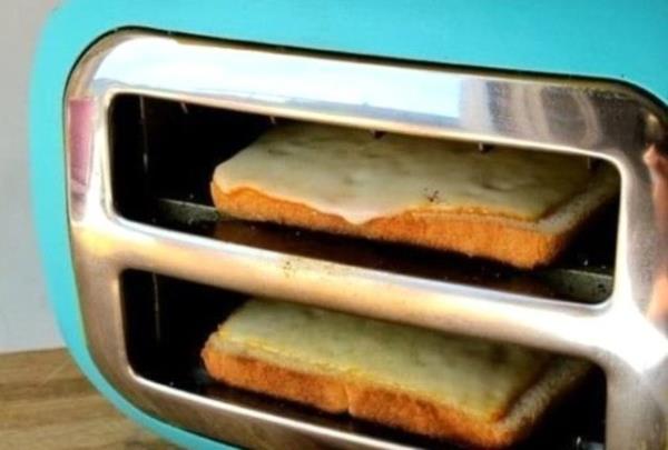 Ekmek kzartma makinenizi yan evirip iinde ekmek ve peynir kzartacak kk bir frn yapabilirsiniz.