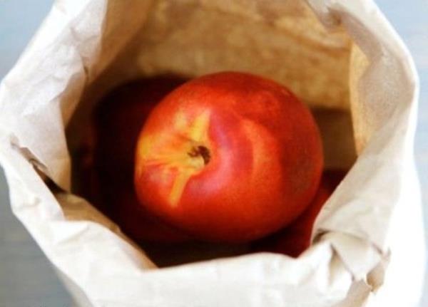 Yeil bir muzu sarya veya ok sert bir eftaliyi biraz daha yumuak hale getirmek iin tek ihtiyacnz kat bir torba. Meyveler kat torba ierisinde saklandnda ieriindeki etilen gaz ile tepkimeye girer ve daha hzl olgunlar.