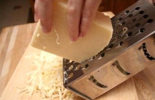 Yar yumuak peynirleri ortal kirletmeden rendelemek iin 30 dakika nceden buzlua koymanz yeter.