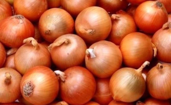 Paslanm ba eski haline dndrmek iin, Soan ortadan ikiye bln ve zerine pudra ekeri serpin. zeri pudra ekerli soan ile banz temizleyin. Daha sonra bir peete yardmyla silin.