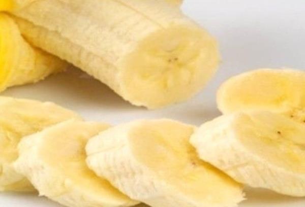 Parmanza kymk batarsa... Zarar grm blgenin zerine iyice olgunlam bir muzun birka dilimini koyun ve bir bandajla kapatn.