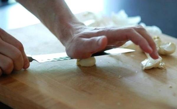 Sarmsa kolayca soymak iin dilerini ban yan tarafyla ezmeniz yeterlidir. Kabuklar kolayca ayrlacaktr.