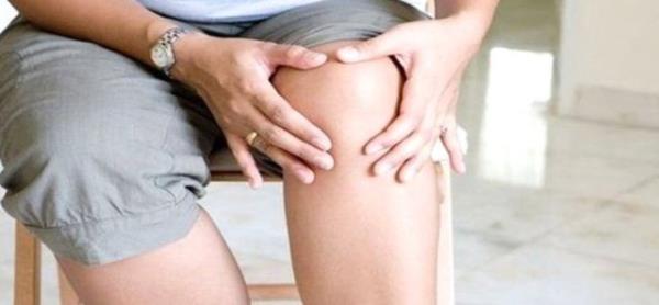 Nemli bir havluyu mikrodalga frnda 30 saniye bekletin. Daha sonra havluyu aryan kasnzn zerine koyun. u kompres, aldnz ar kesici ila etkisini gsterene kadar ary hafifletecektir.