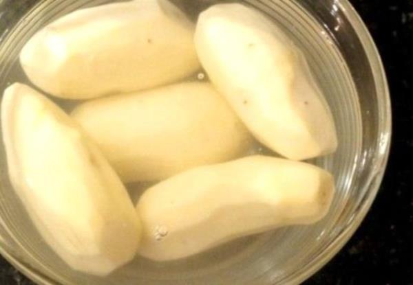 Patatesleri doradktan sonra souk suda bekletirseniz kahverengilemesini nlersiniz.