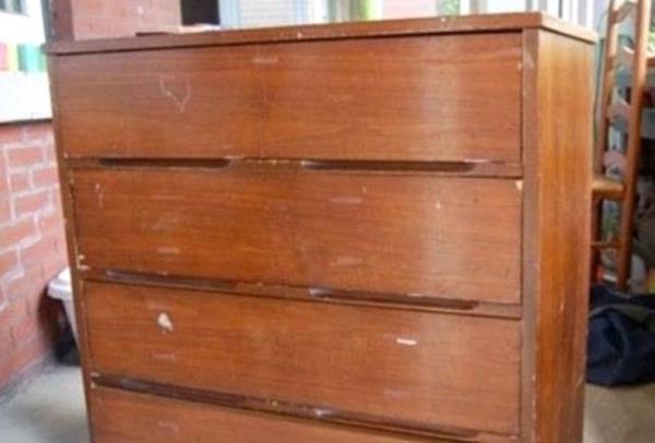 Ayrca her tr mobilyadaki izikler iin vazelin kullanabilirsiniz. izik yere vazelin srdkten sonra 24 saat kurumaya braknz. Sonra ovarak parlatnz. Ak renk tahta masalarn zeri izilirse bir fnd keserek izik yere srnz.