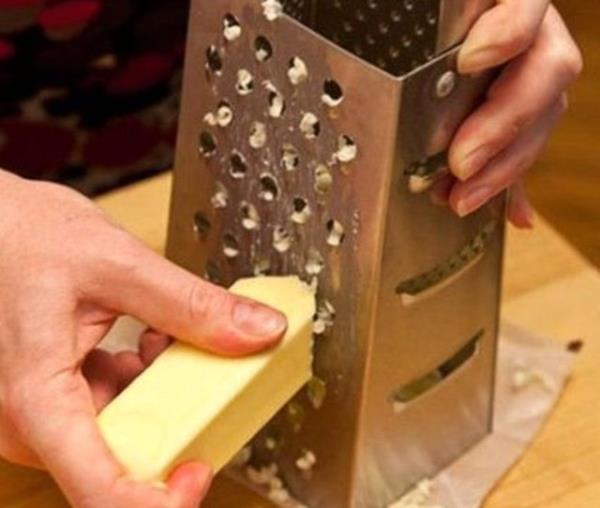 Tereya buzdolabnda fazla donduysa ve hemen kullanmanz gerekiyorsa rendeleyerek ihtiyacnz kadarn elde edebilirsiniz.