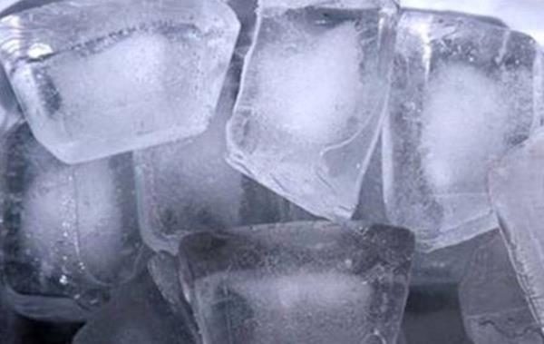 Ya da birka kp buzla ilii ve kzarkl giderin. 15 dakika sonra iliin klmeye baladn fark edeceksiniz.