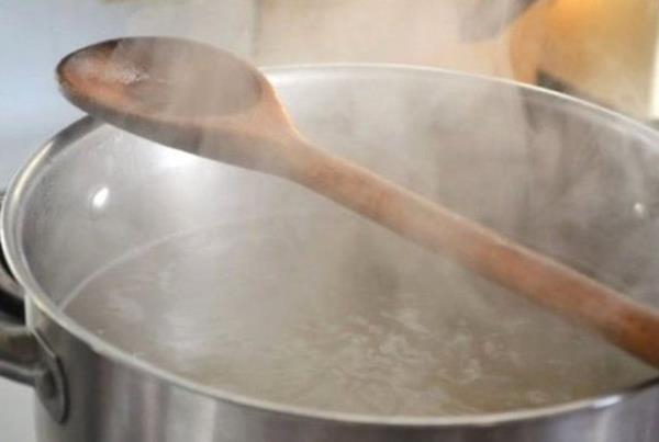 Tencerenin banda beklemek istemediiniz zamanlarda tamasn nlemek iin tahta bir ka tencerenin zerine yatay ekilde yerletirebilirsiniz.