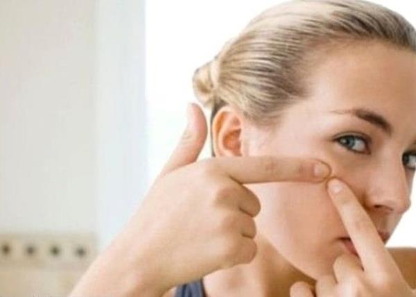 enenizde tylenme problemi yayorsanz... enenize ince bir tabaka vazelin uygulayn ve zerine likit bir kapatc pudra uygulayn. Yalnz bu ilemi yaparken alkolsz rnler kullanmaya dikkat edin. nk alkoll rnler cildinizi tahri edebilir.