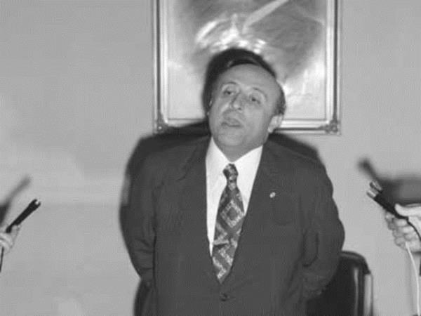 28 Kasm 1964 tarihinde bu partiye genel bakan seilmesinin ardndan, kurulmasn salad ve ubat-Ekim 1965 tarihleri arasnda grev yapan koalisyon hkmetinde Babakan Yardmcs olarak grev ald.