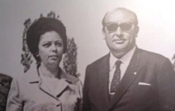 1948'de babas Hac Yayha Demirel'in yeeninin kz Nazmiye (ener) Demirel'le evlendi. ubat 1949'da stanbul Teknik niversitesi naat Fakltesi'nden mezun oldu. Ayn yl Elektrik leri Etd daresi' nde greve balad.