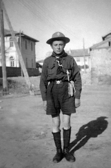 Demirel, Isparta'nn Atabey ilesine bal slamky'de "Paa Day" Yahya Bey ile mmhan Hanm'n ikinci ocuu olarak 1 Kasm 1924 ylnda dodu.