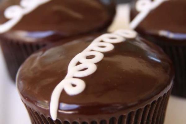 Kendinizi Mahrum Brakmayn  Sevdiiniz bir eyi yemekten elbette alkoymayn ancak bir kutu ikolatay sadece seviyorsunuz diye yemek asla zayf olmanza yardmc olmayacaktr. Bir tane yemek ile yetinmelisiniz.