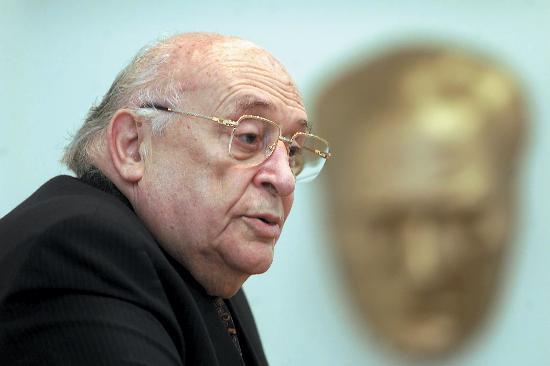 Memlekette gaz vardr. (Gaz sknts iin hkmet ne gibi nlemler alyor diye soran gazeteciye)