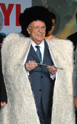 Kendim iin bir ey istiyorsam namerdim.<br>  Krk gnde kabak yetimez. (1978'de CHP'nin 40 gnde Trke bilmeyen retmenleri alp retmen yapmas iin demitir.)