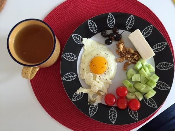 Yumurta<br>  Sahurda genelde kahvaltlklar tavsiye ediyorum. Yumurta en kaliteli protein seeneimiz ve tok tutuyor. Yannda biraz peynir, tuzsuz zeytin, bol domates, salatalk, roka gibi yeilliklerle gzel bir sahur yapabilirsiniz. Her sahurda yumurta yemenizde bir sorun yok, afiyetle yiyin. Alerjiniz varsa belki bu say azalabilir. Listenize ekleyin.