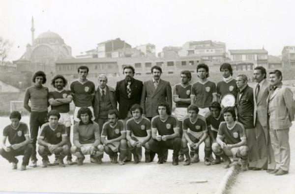 15 Ekim 1975 tarihinde ETTde kadrolu ii alm snavna giren Erdoann adna dzenlenen snava giri belgesi de kitapta yaynland.