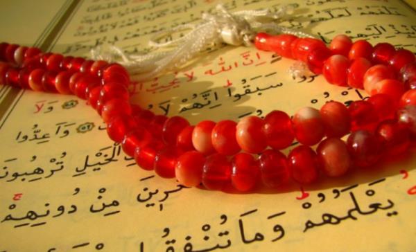 &#8220; slam be esas zerine bina edilmitir: Allah"tan baka ilah olmadna ve Muhammed&#8217;in O&#8217;nun kulu ve elisi olduuna ehadet etmek, namaz klmak, zekt vermek, Ramazan orucunu tutmak, Kabe&#8217;yi haccetmek. &#8221; (Tirmizi, man, 3)