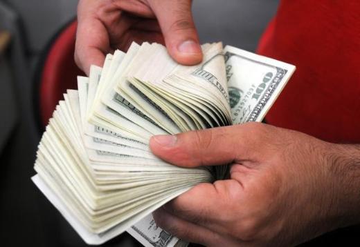 - POS tefeci 10 bin liray bankaya deyip, kredi kart borcunu kapatyor veya 10 bin lira nakit paray o kiiye dyor.  - Ayn kredi kartndan 12 bin liralk ekimi 12 ay taksitlendiriyor. Karlnda "mal satlm gibi" belge veriyor.  - Vatanda da 12 bin lira borcunu taksitler halinde dyor.  Olay kredi kart faizinden daha dk olduu iin vatandaa da cazip geliyor.